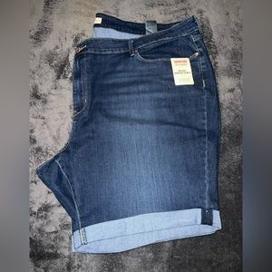 NWT Signature By Levi Strauss & Co Women’s Plus Size Mid Rise Shorts